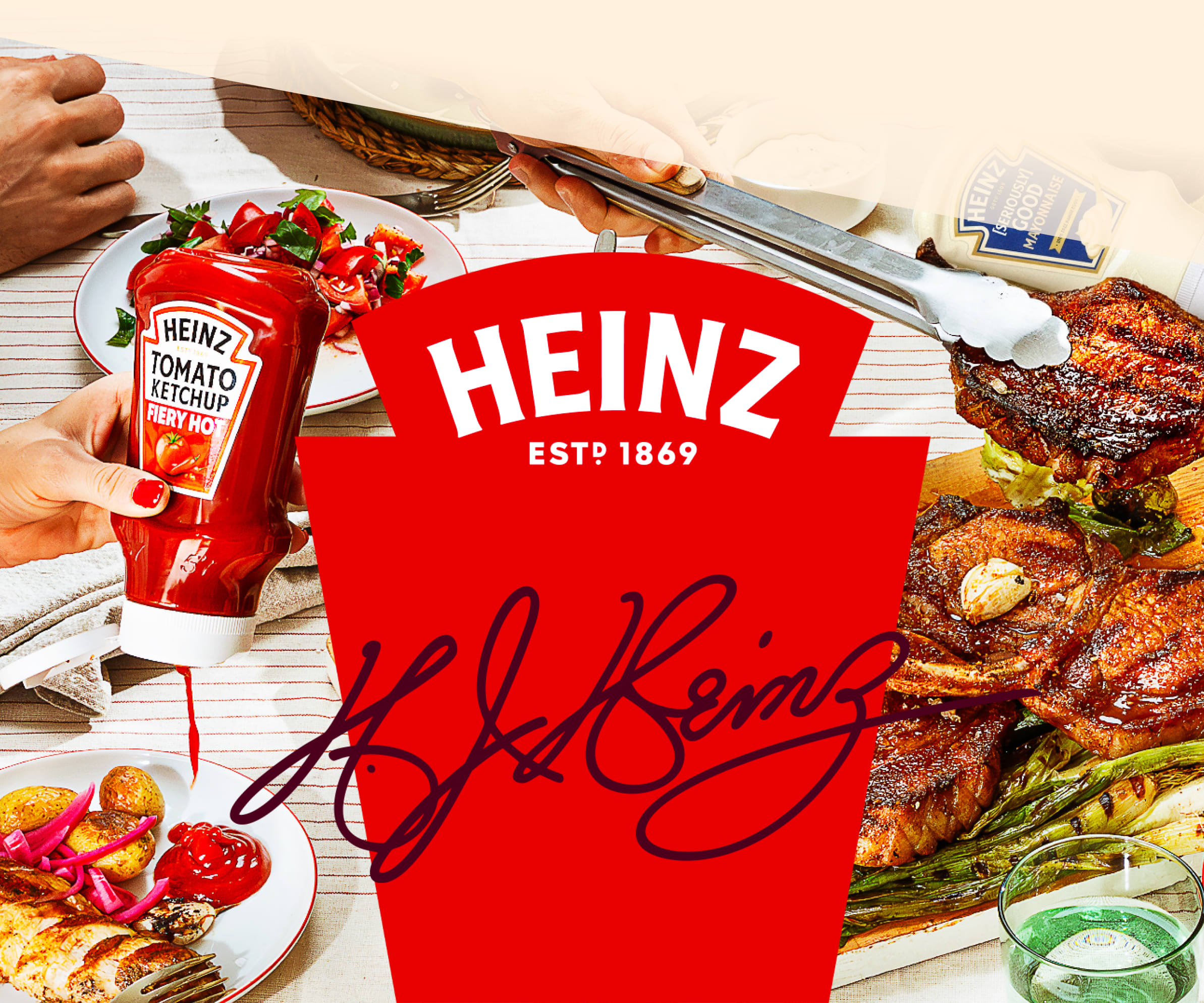 Parta přátel si užívá grilování s kečupem Heinz a grilovaným masem na stole