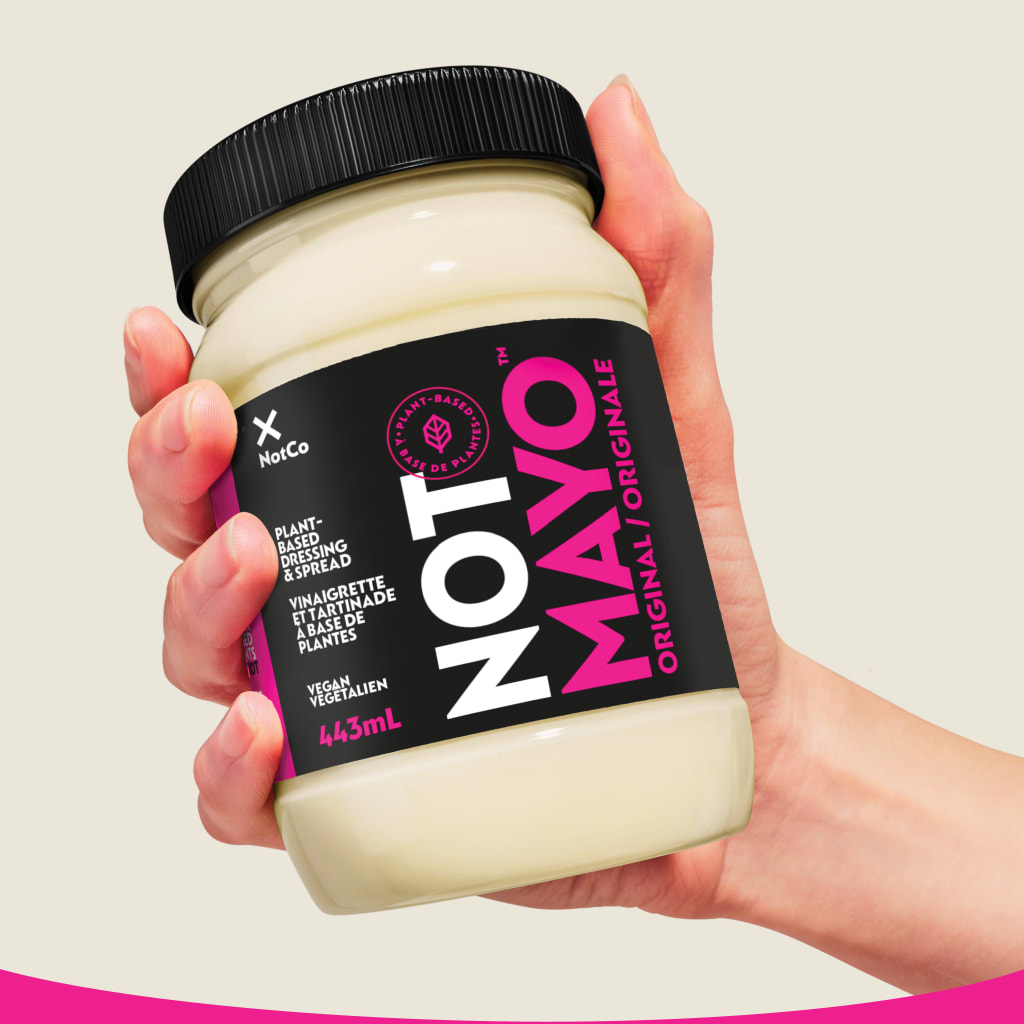 A hand holds a jar of NotCo NotMayo, a plant-based vegan mayonnaise (Vinaigrette et tartinade à base de plantes) for flexitar