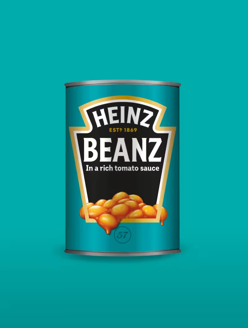 En blågrøn dåse Heinz Beanz "in a rich tomato sauce", med et billede af bagte bønner, mod en komplementær blågrøn baggrund.