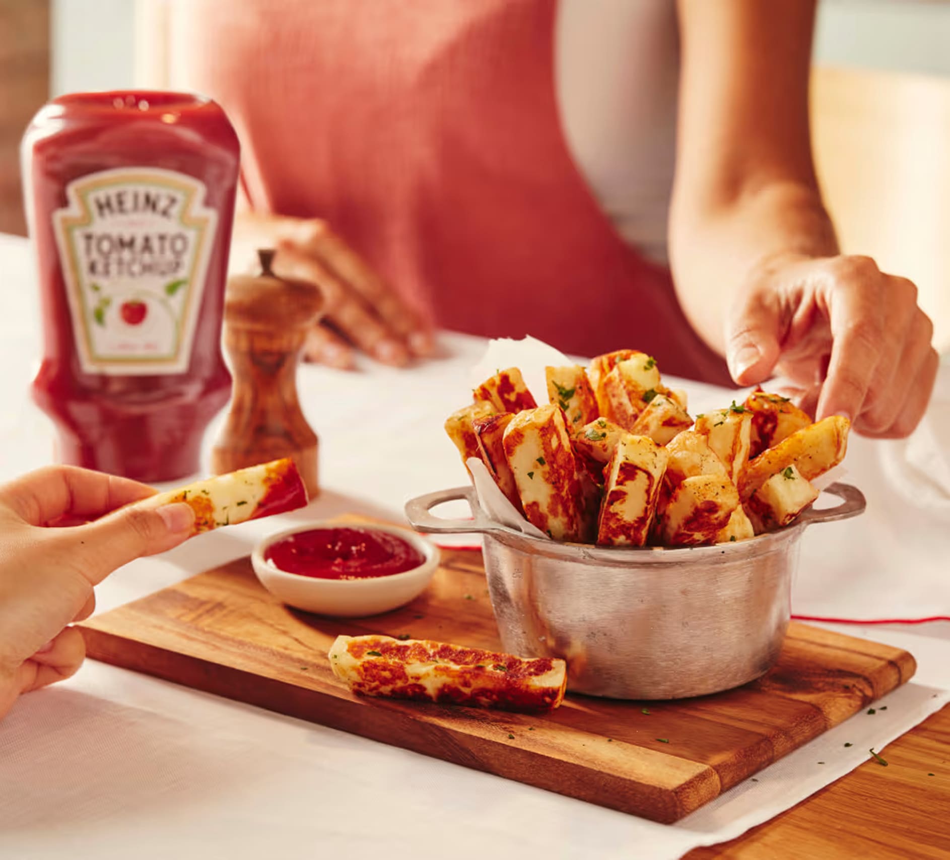 Halloumi-fritter med ketchup.