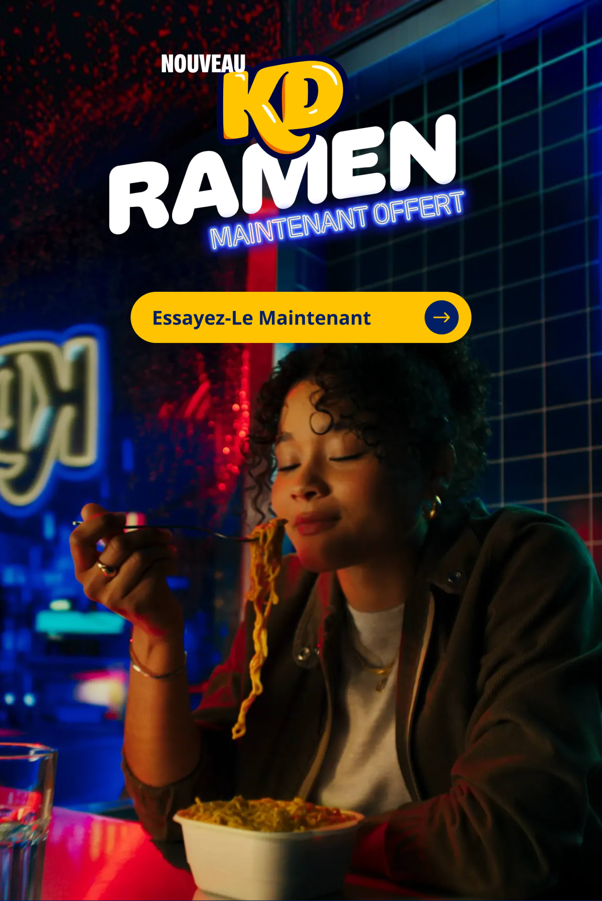 Une femme savourant le nouveau Ramen KD dans une ville illuminée par des néons.