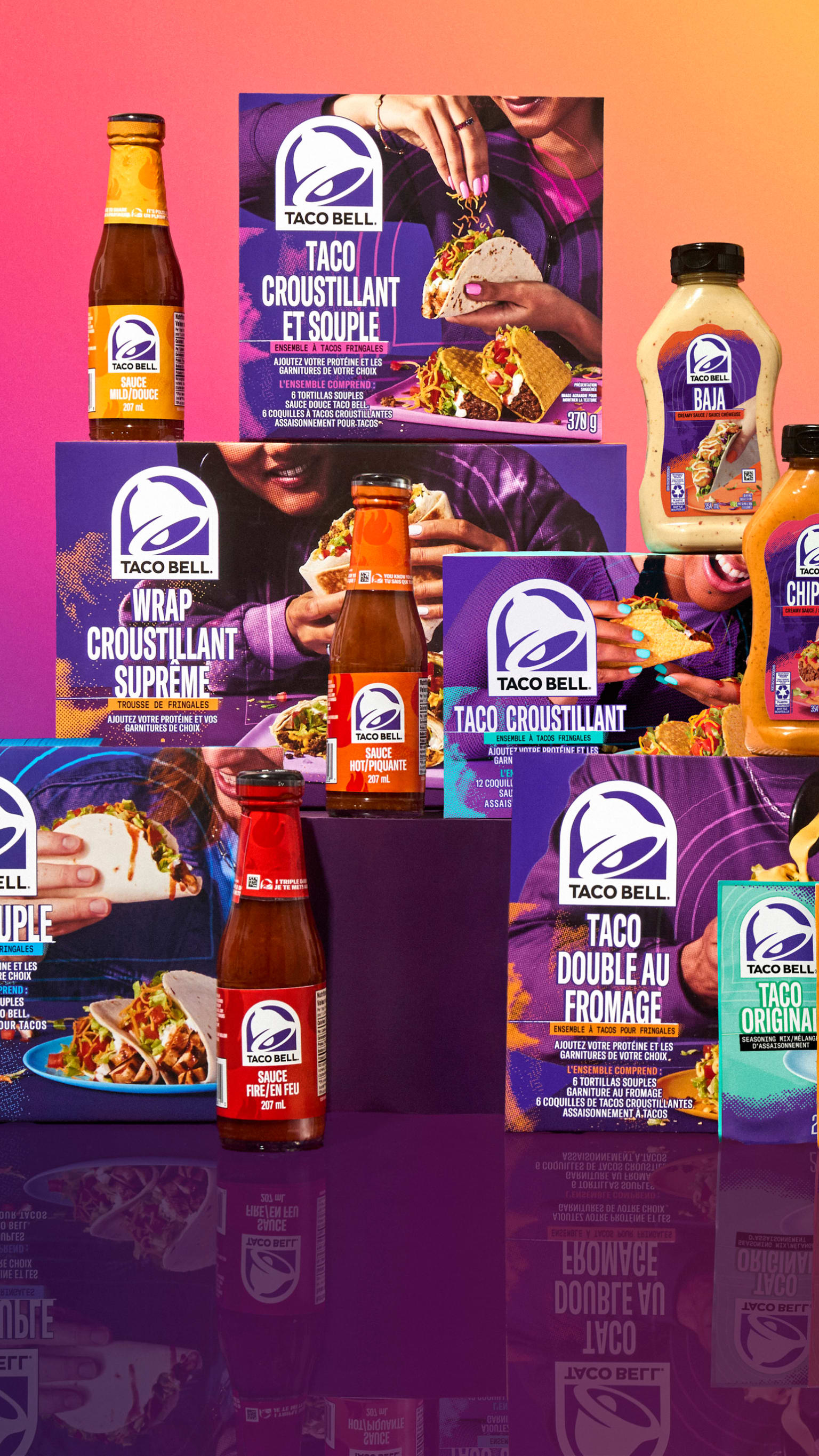 Image de divers produits Taco Bell, y compris des tacos, des sauces et des assaisonnements.