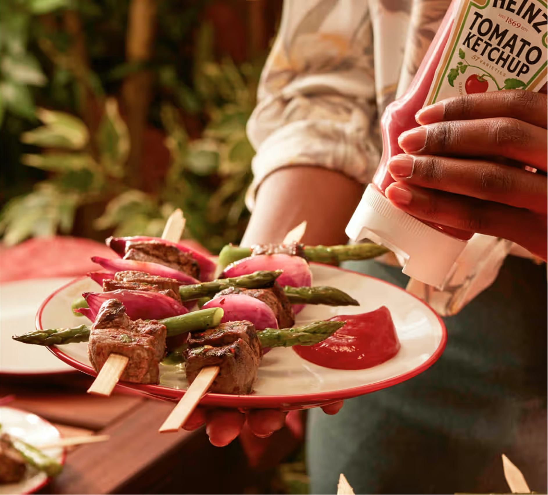 שיפודי בשר עם ירקות ורוטב עגבניות.