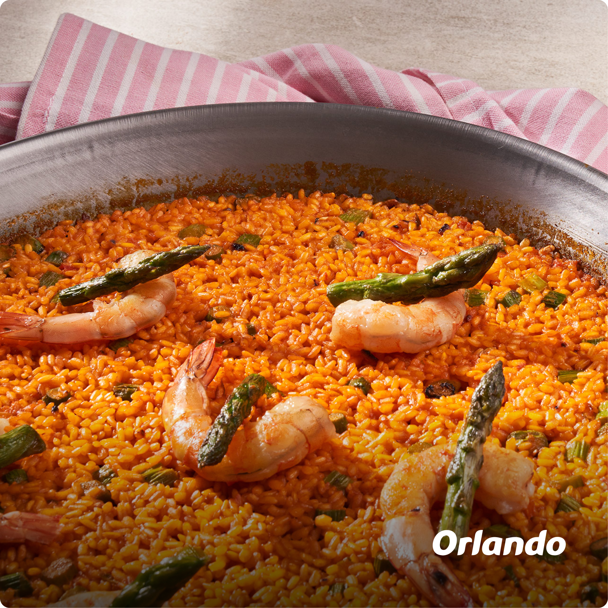 Paella con camarones y espárragos. Texto: "Orlando".