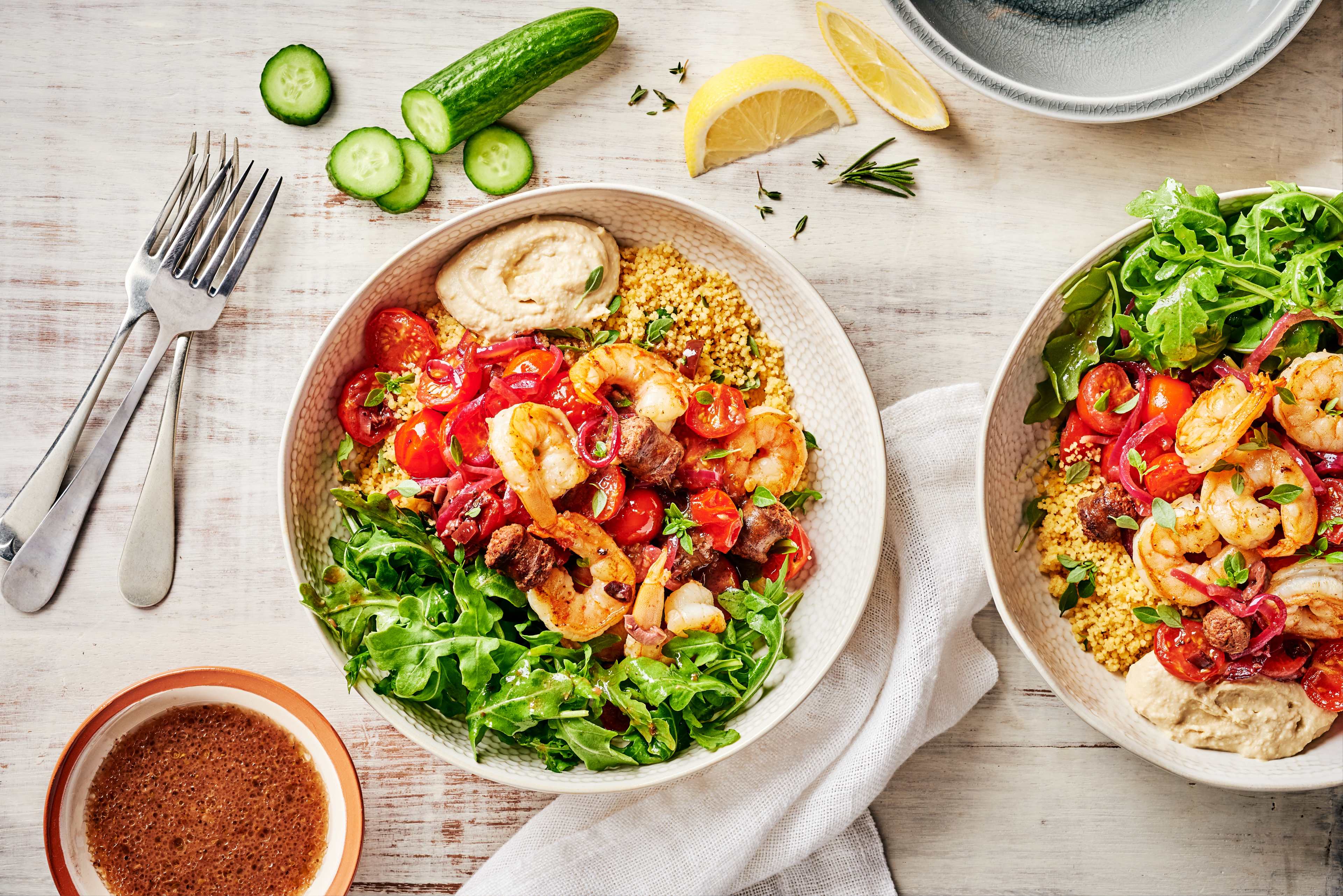 Bols de crevettes méditerranéens avec couscous, légumes et vinaigrette grecque au concombre Pure J.L. KRAFT