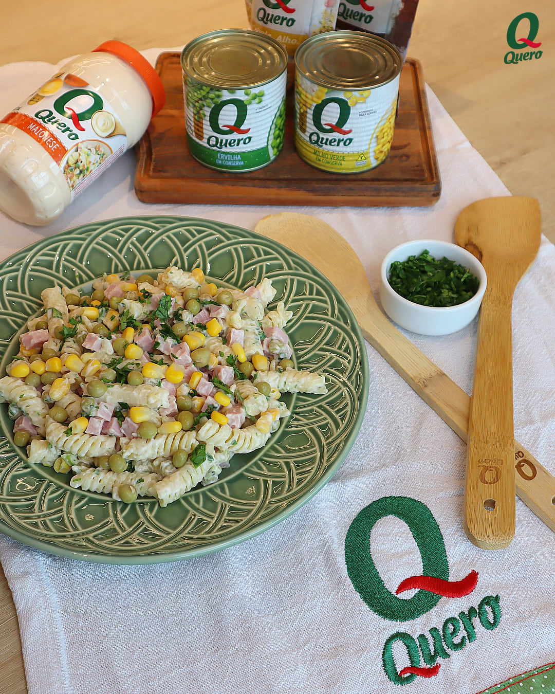 Salada de macarrão com produtos Quero.