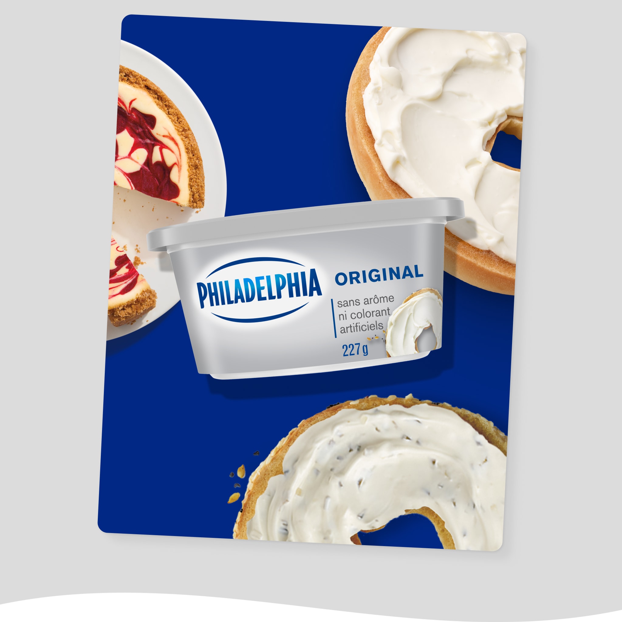 Un pot de fromage à la crème Philadelphia Original avec un bagel et une part de gâteau au fromage.