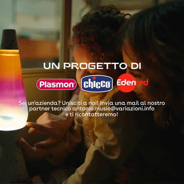 Due bambini piccoli guardano una lampada lava colorata. Sono visualizzati i loghi di Plasmon, Chicco e Edenred, insieme a un 