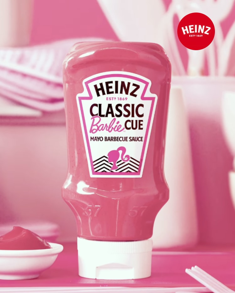 Botella rosa de Salsa Mayo BBQ Heinz Barbie-Cue. Condimento divertido, edición limitada.