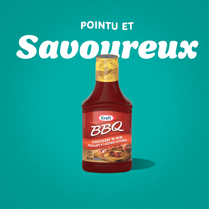  Une bouteille de sauce barbecue Kraft Chicken 'N Rib avec le texte « SHARP AND Savoury » au-dessus