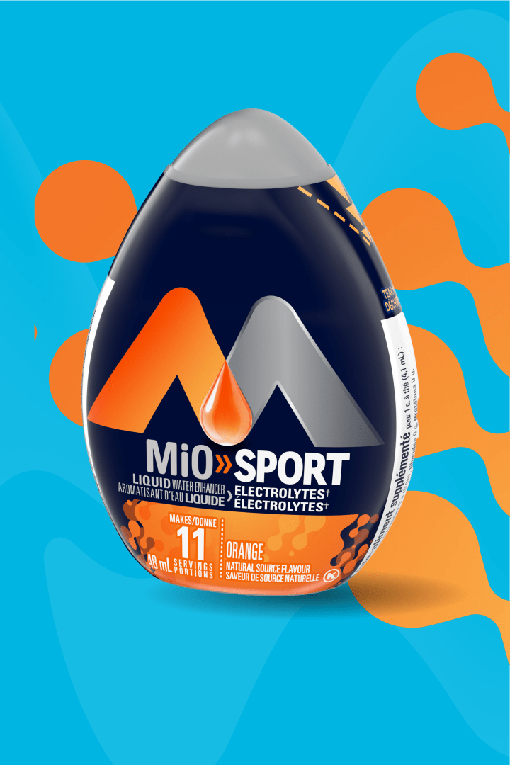 Une bouteille en forme de larme d’améliorateur d’eau liquide Mio Sport Orange avec électrolytes est présentée sur un fond tur