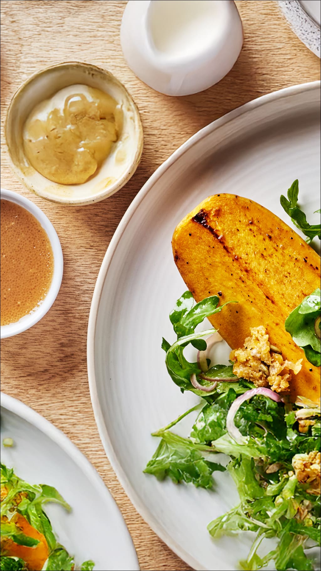 Un bol coloré avec des boulettes de porc, du riz, des légumes frais et la vinaigrette gingembre-lime de Kraft.