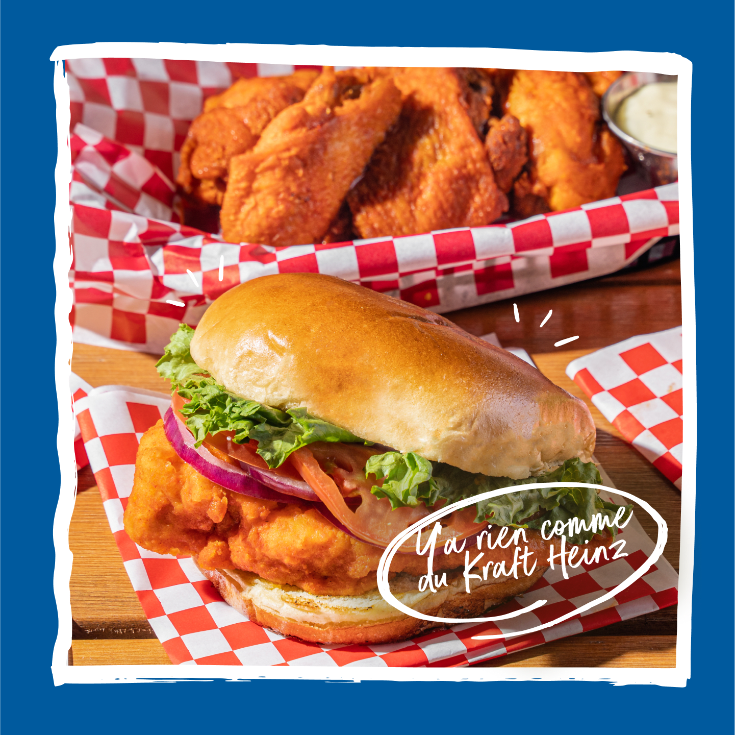 Poulet frit avec laitue, tomate et oignon sur un pain.