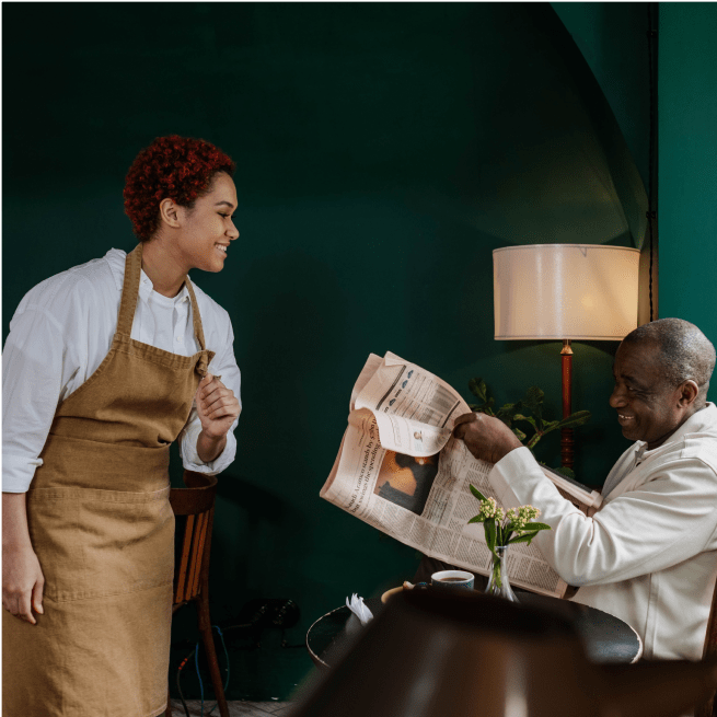 Femme servant le journal à l'homme