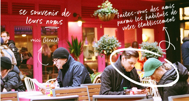 Des personnes sont assises à une table dans un restaurant en plein air.