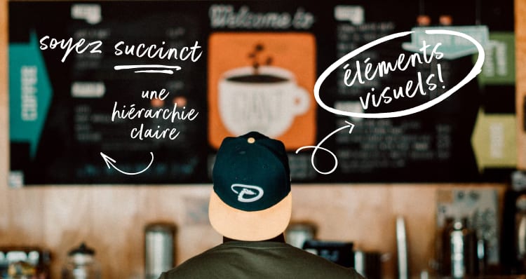 Un homme se tient devant un menu de café sur un tableau noir.