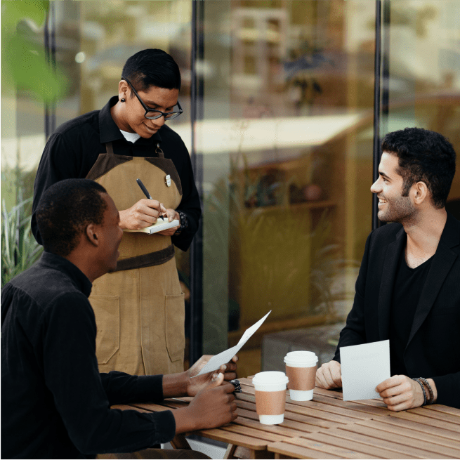 Clients commandant auprès d'un serveur dans un café.