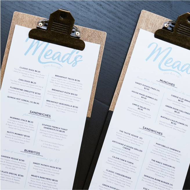 Deux menus sur un presse-papiers au Green Door Cafe