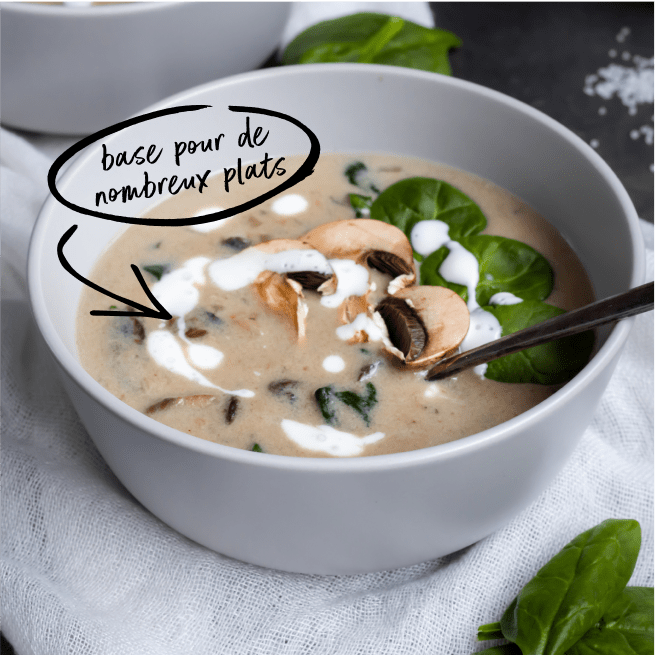 Soupe crémeuse aux champignons avec des épinards dans un bol.