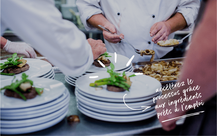 Les chefs garnissent les steaks d'accompagnements.