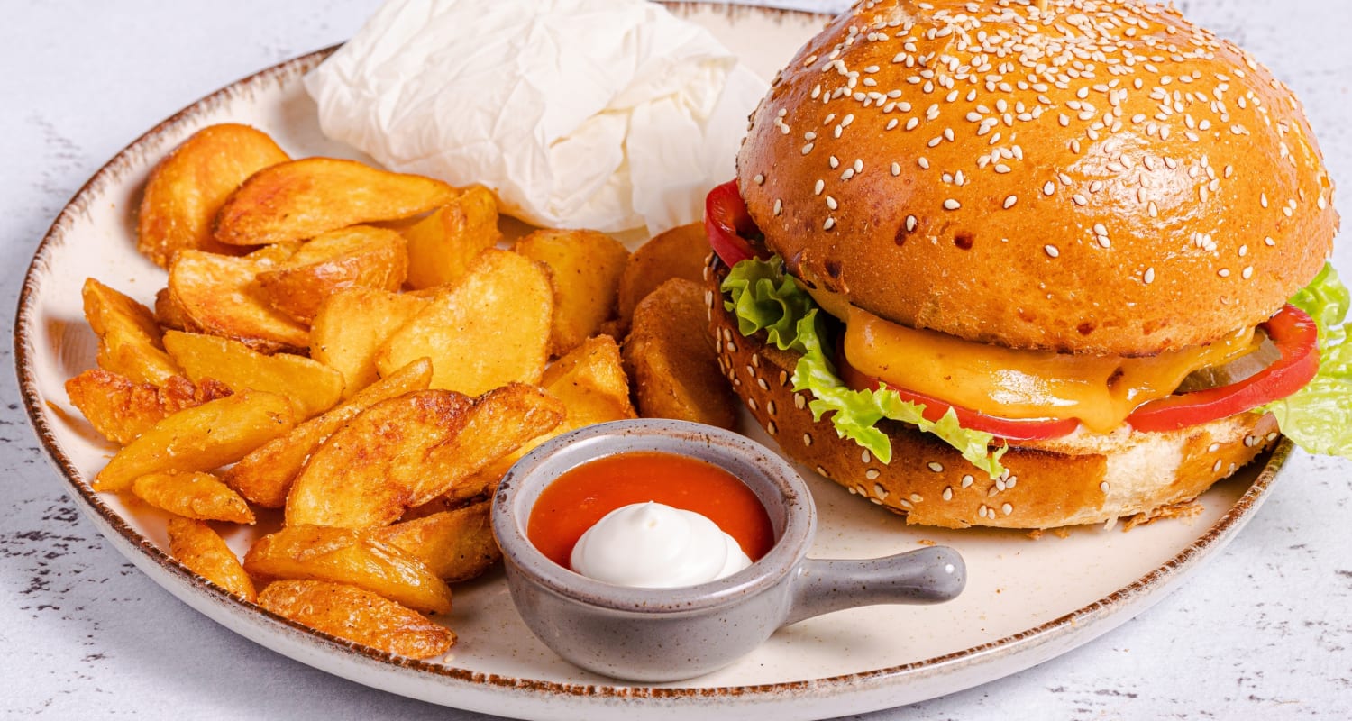 Hamburger con spicchi di patate e salsa