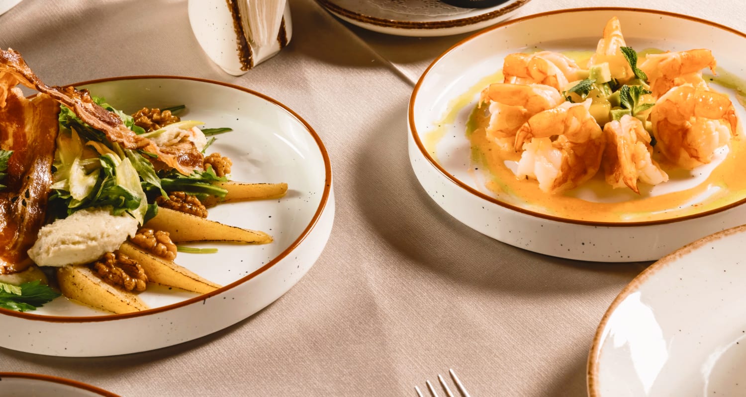 Eleganckie talerze z sałatką z boczkiem i krewetkami z awokado