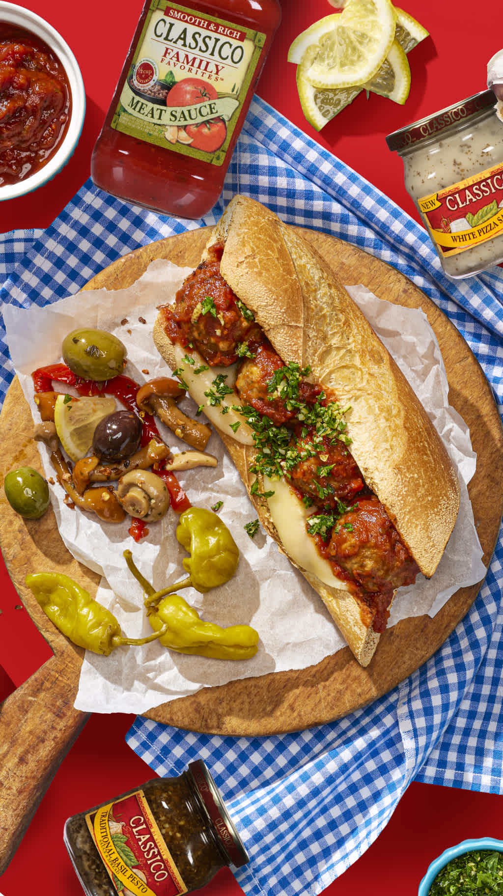 Une photo d'un sandwich sous-marin aux boulettes de viande avec diverses sauces et garnitures.