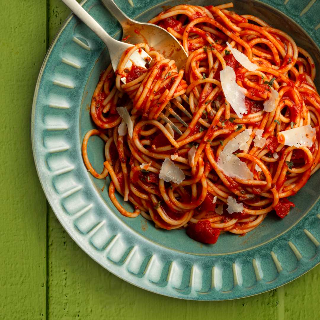 Spaghetti à la sauce tomate et parmesan dans une assiette.