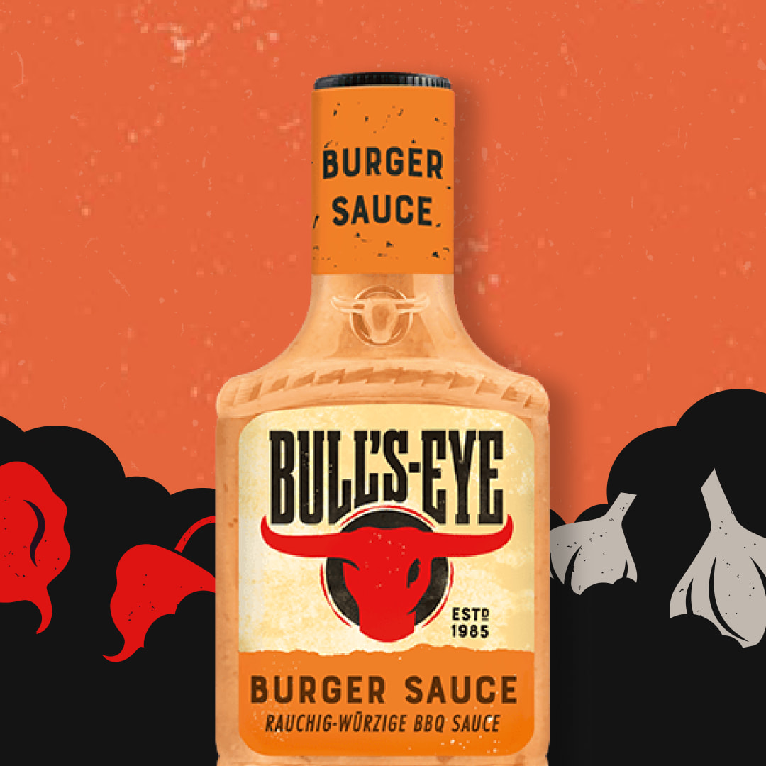 En Bull's-Eye-flaske på en sort og rød baggrund med peberfrugt- og hvidløgsikoner.