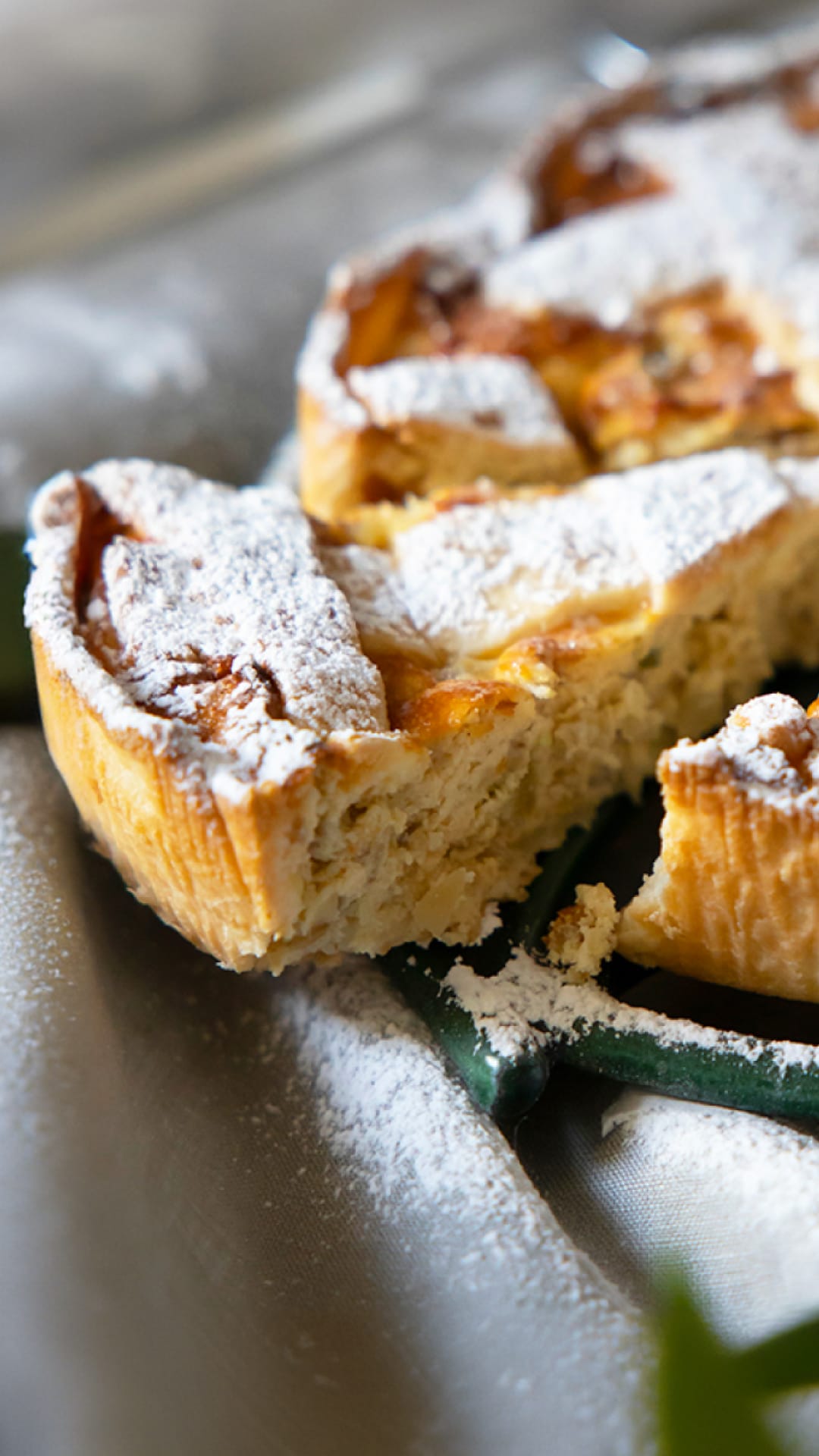 Crostata a griglia con zucchero a velo.