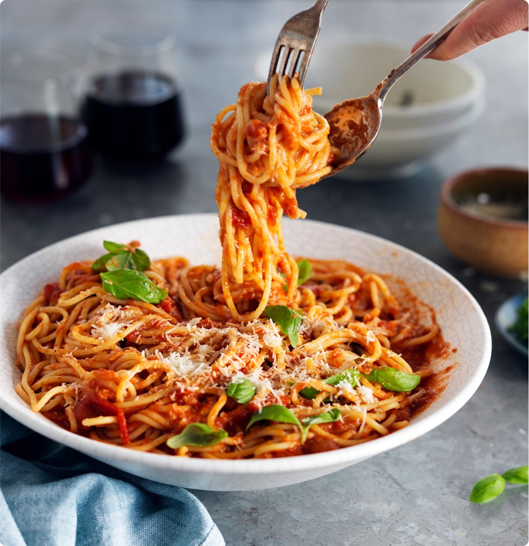 Spaghetti al pomodoro, basilico e parmigiano.
