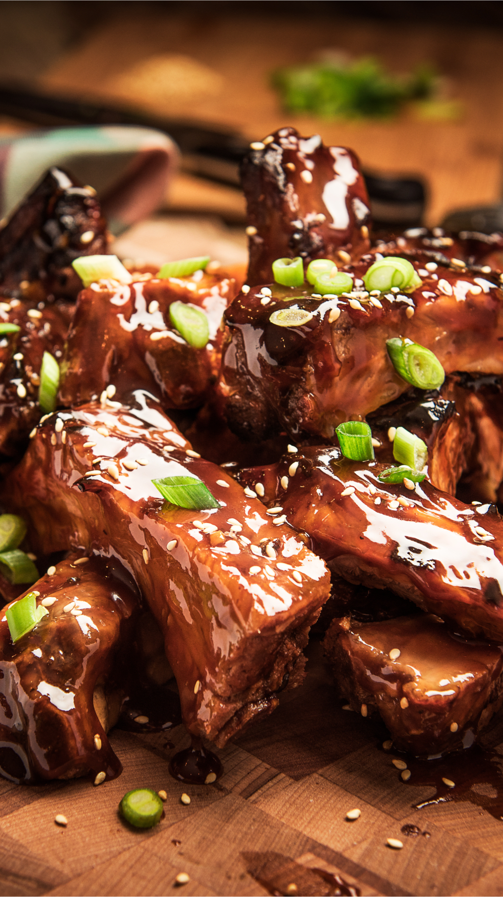 Côtes de porc nappées de sauce BBQ Kraft et d'oignons verts sur une planche à découper