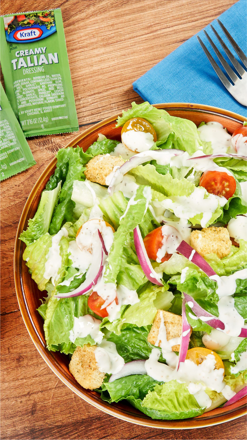 Salade avec vinaigrette italienne, tomates et oignon rouge.