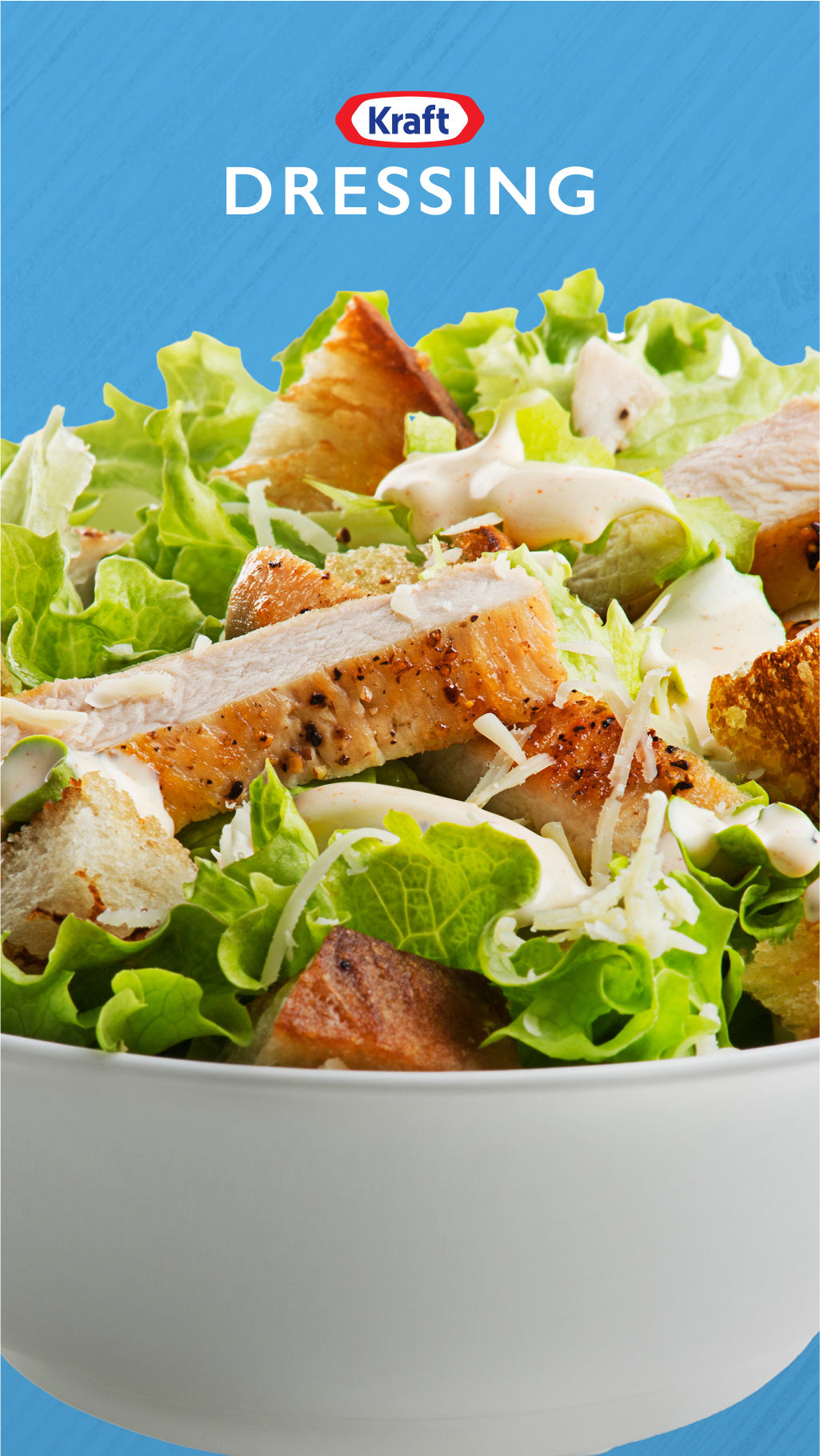 Salade avec poulet, croûtons et vinaigrette Kraft.