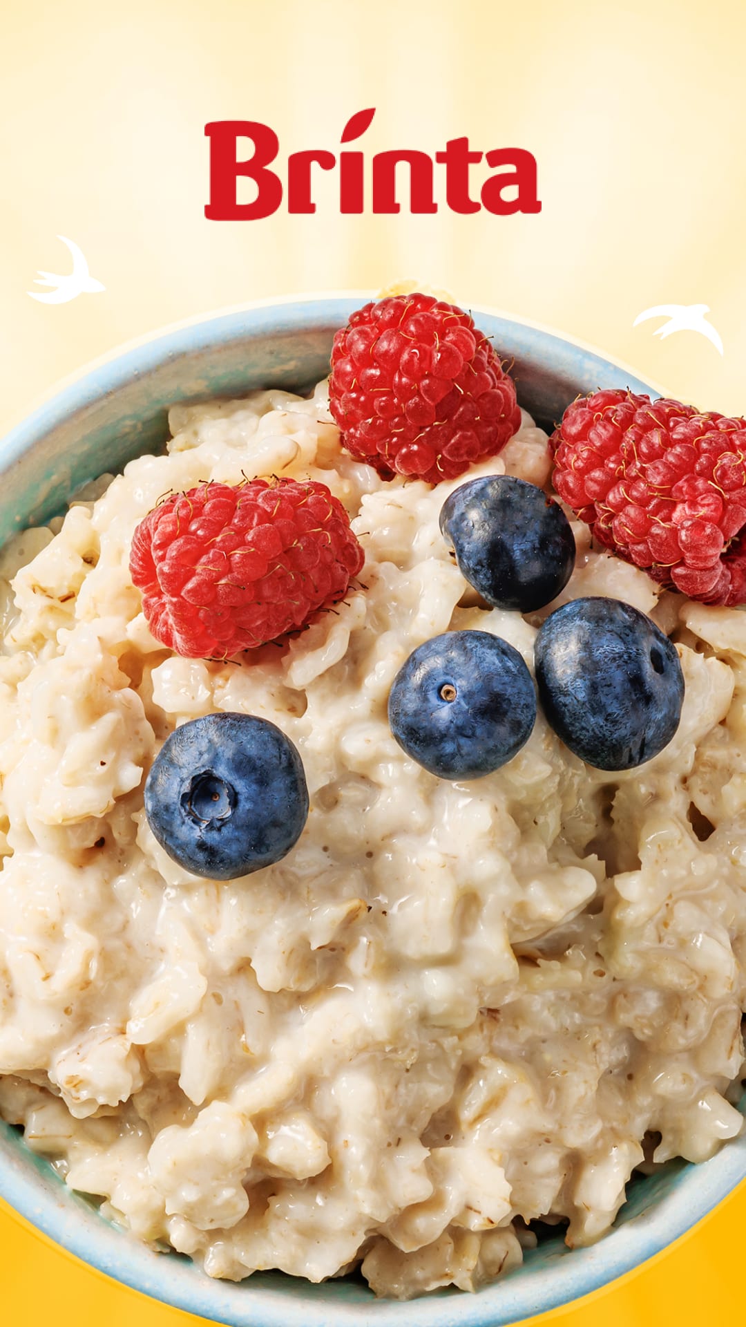 Een kom warme ontbijtgranen gegarneerd met verse bessen op een gele achtergrond. Antwoord