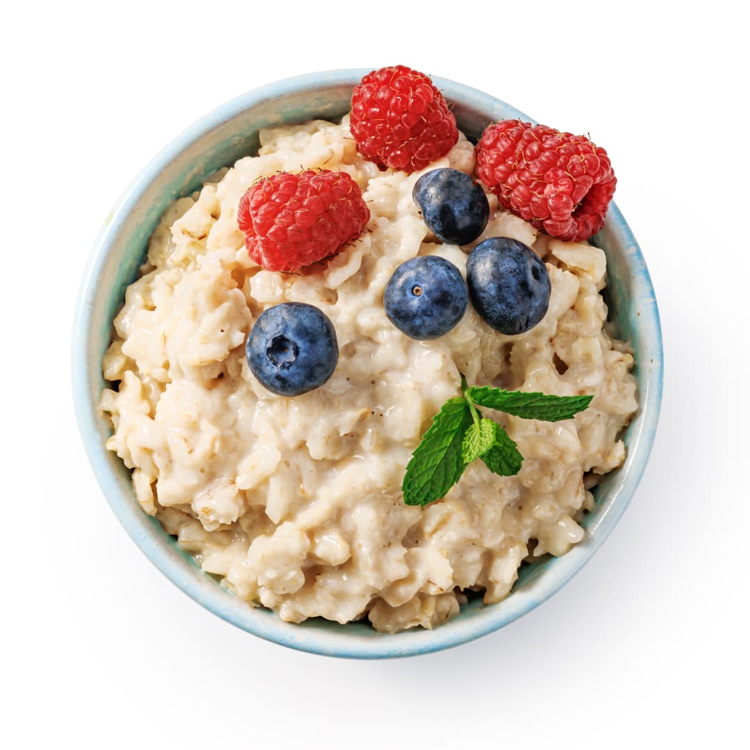Kinderen kiezen lunch in een schoolcafetaria.