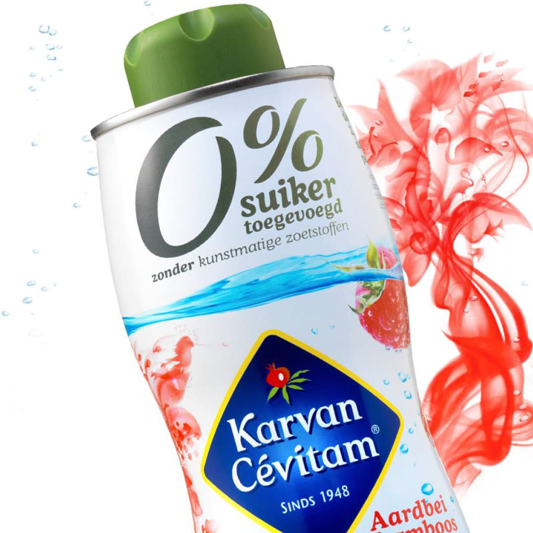 Close-up van een fles Karvan Cévítam.