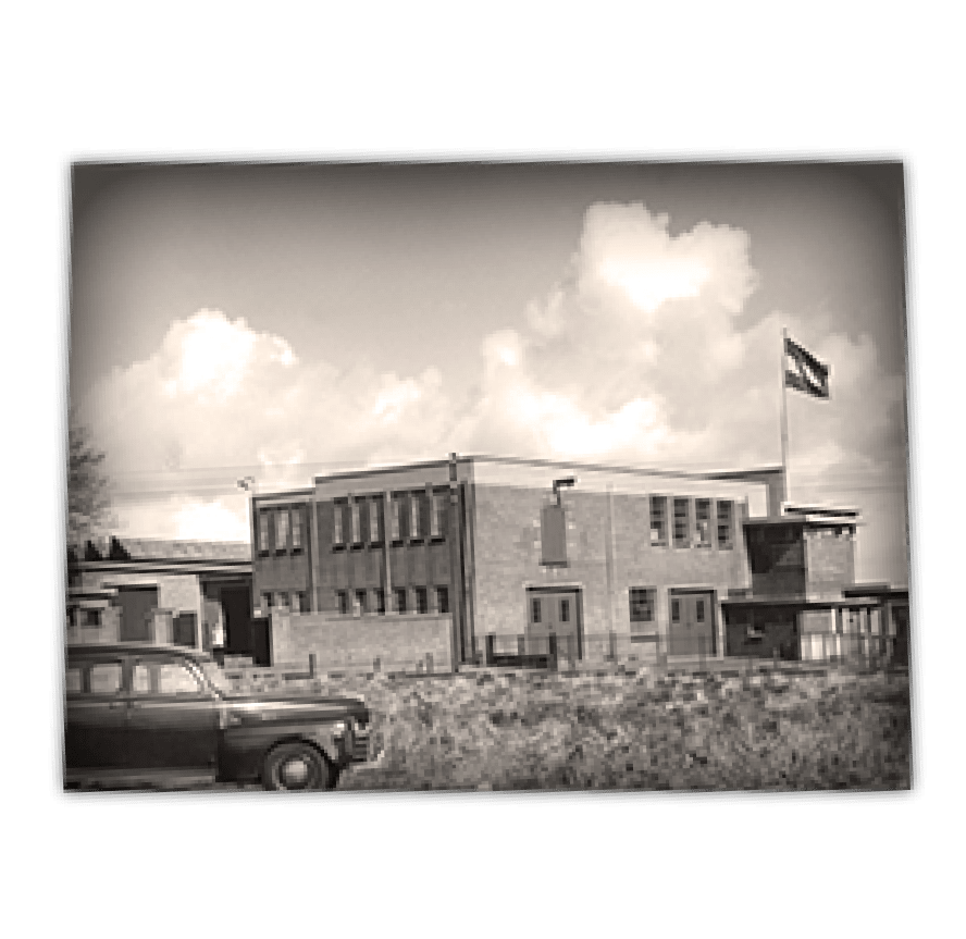 Een historische foto van een oude fabriek in Roosvicee.