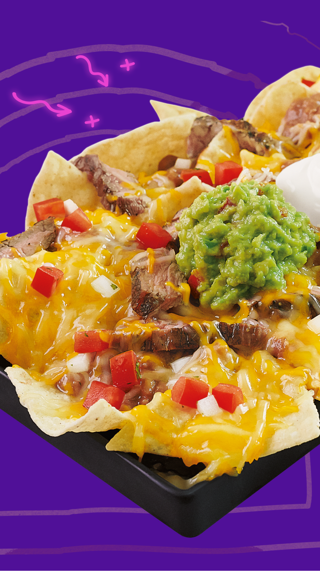 Nachos avec morceaux de viande, guacamole et crème sure sur fond violet