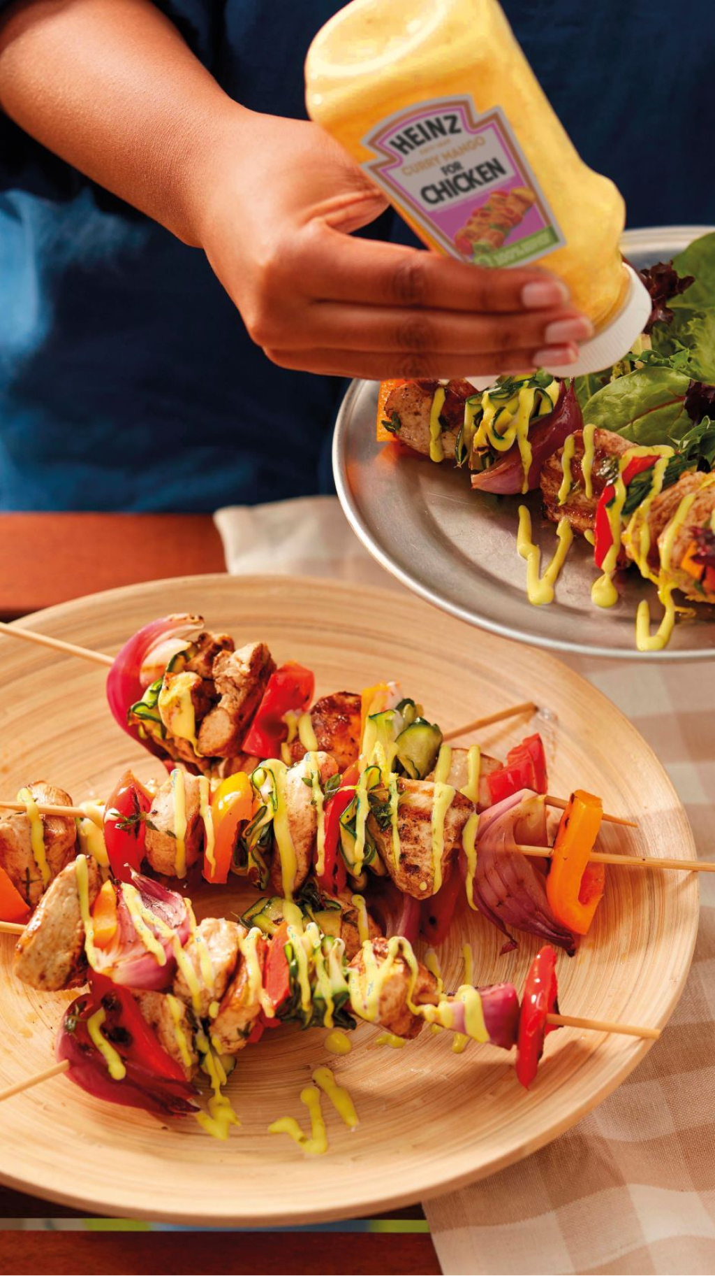 Foto van kipsaté met groenten en Heinz saus, buiten.