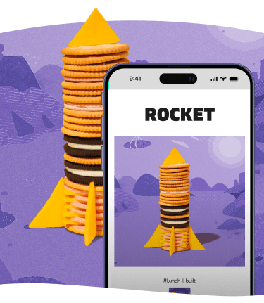 Une fusée faite de biscuits et de fromage sur un fond violet.