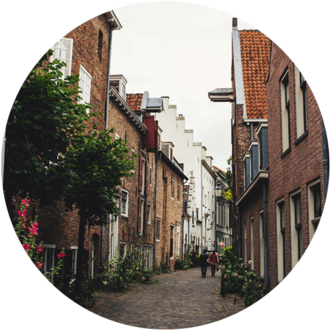 Un boulevard français pavé.