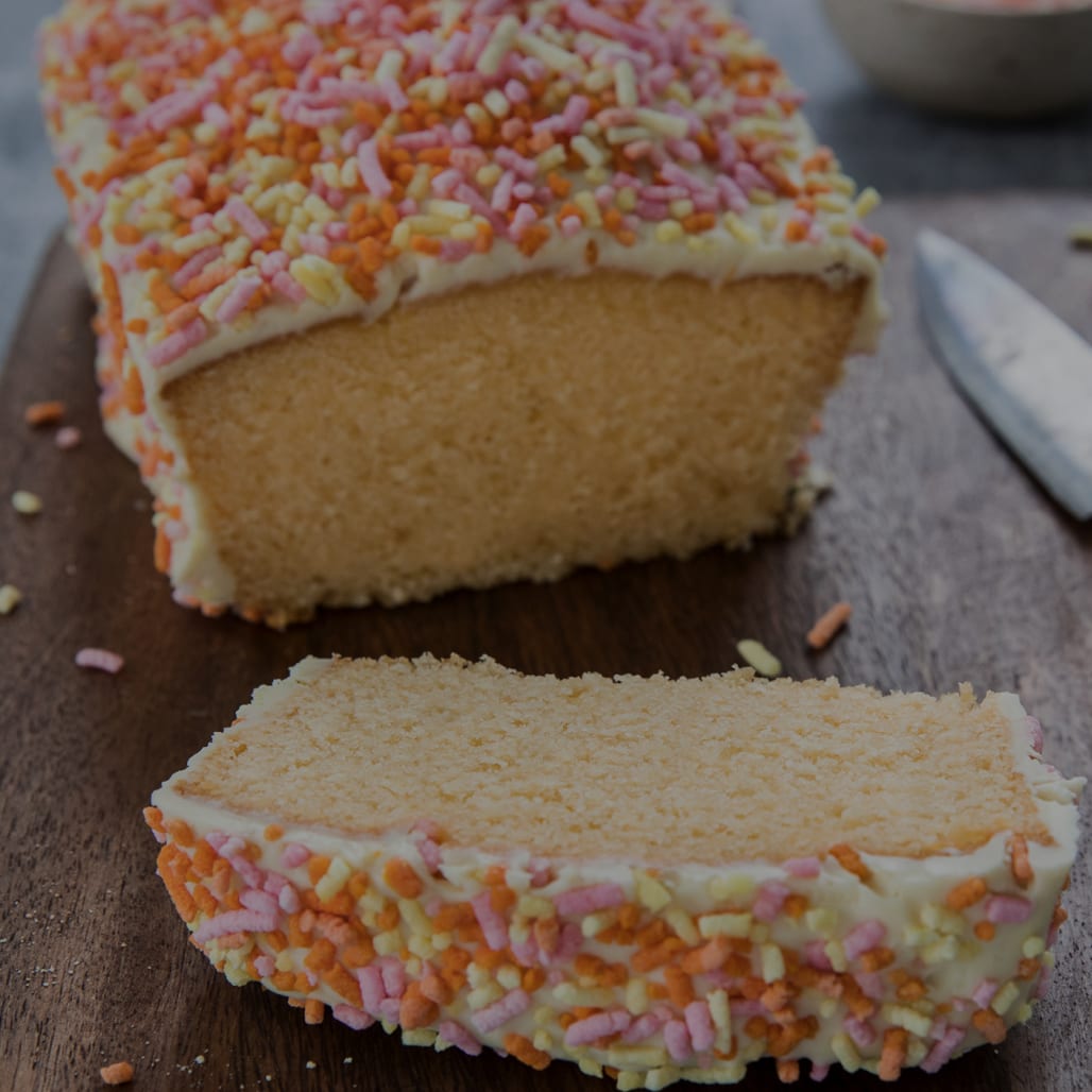 Taart met glazuur en spikkels, naast een mes.