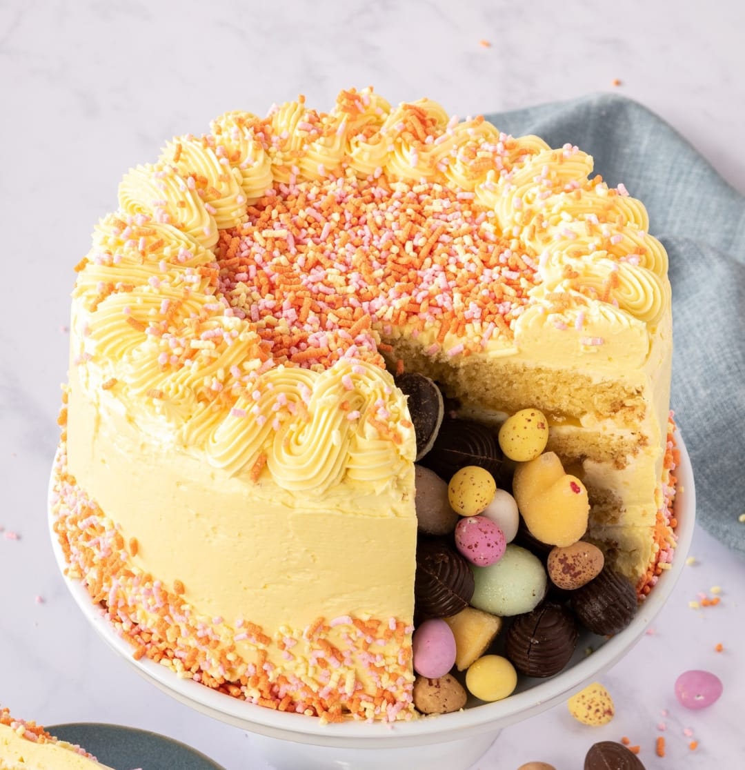 Taart met gele glazuur en paaseieren.