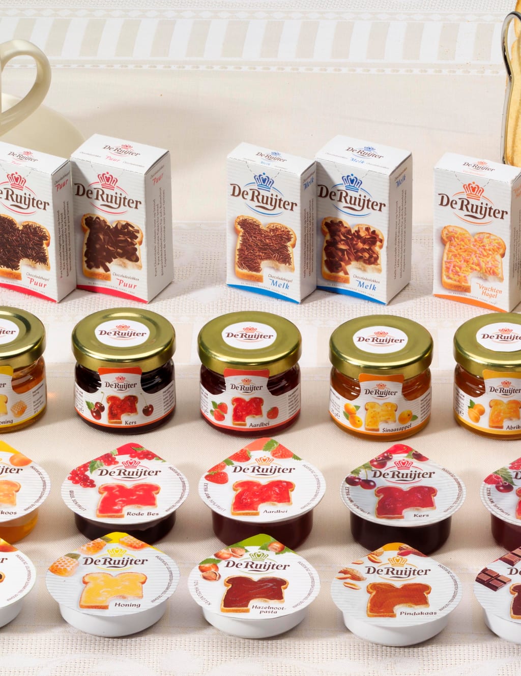 Afbeeldingen van De Ruijter producten, inclusief chocolade en jam.