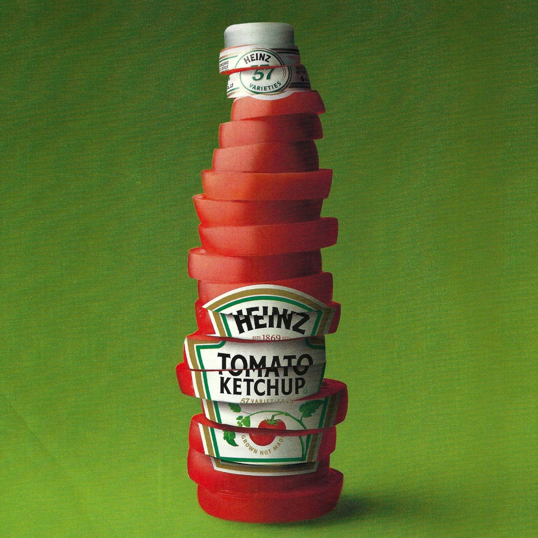 Heinz ketchupfles gemaakt van tomatenplakken op een groene achtergrond.