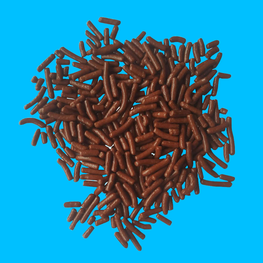 Chocoladehagel op een blauwe achtergrond.