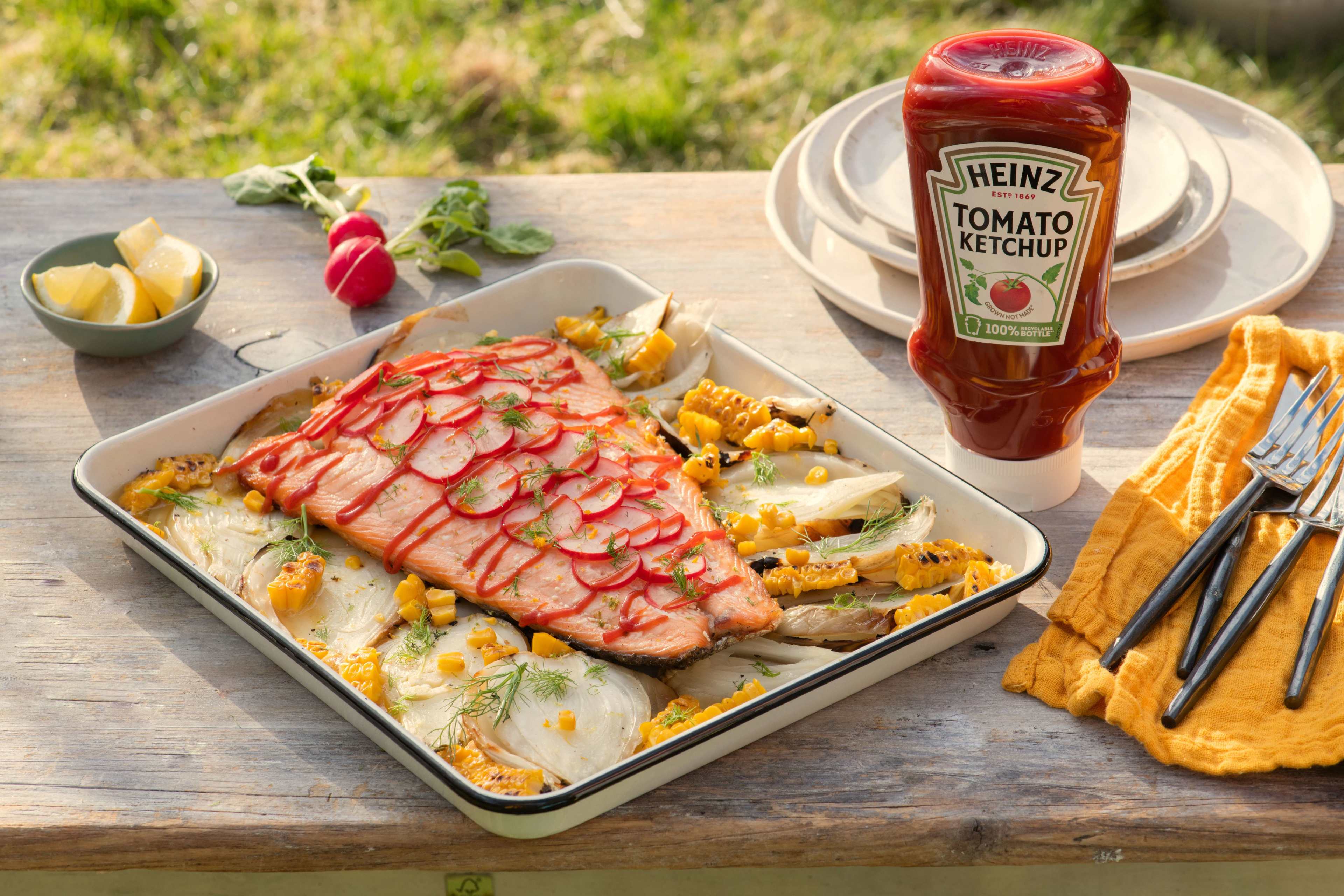 Gegrillter lachs mit geröstetem fenchel