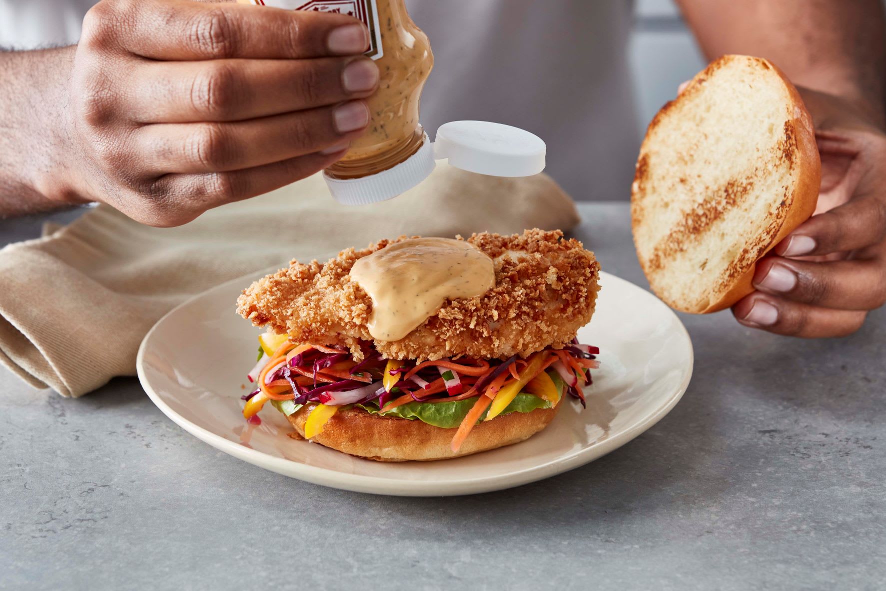 Burger de poulet frit avec salade de chou mariné