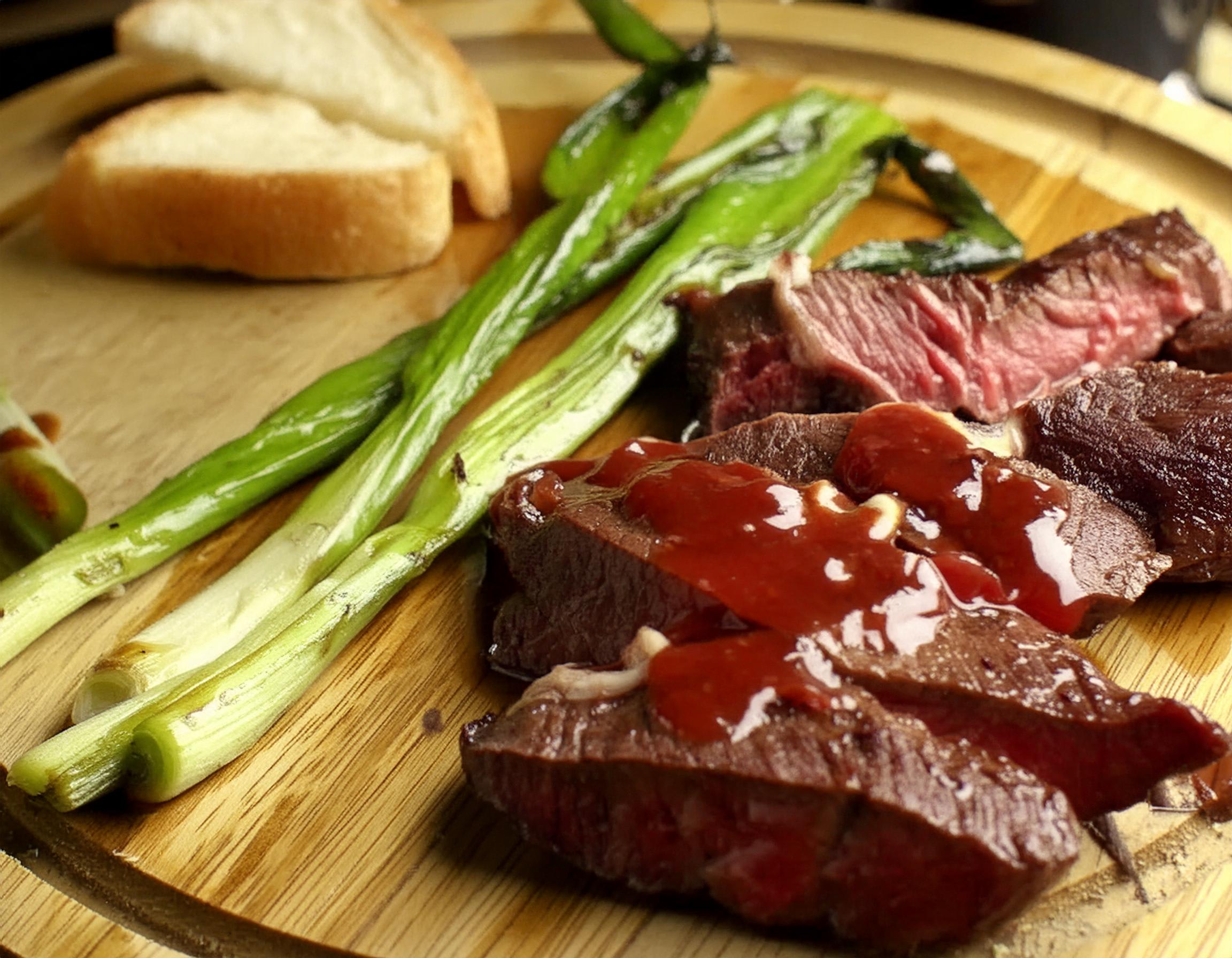 Controfiletto alla griglia e cipollotto arrosto